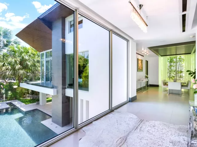 5-bedroom home for sale in Key Biscayne - 545 SABAL PALM - MondialRealty