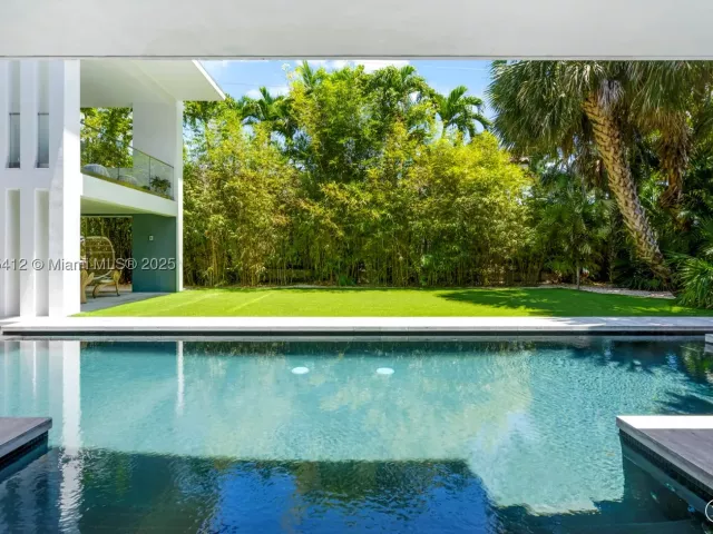 5-bedroom home for sale in Key Biscayne - 545 SABAL PALM - MondialRealty