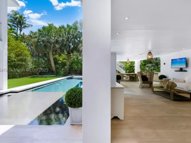 5-bedroom home for sale in Key Biscayne - 545 SABAL PALM - MondialRealty