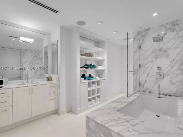 3-bedroom condo for sale in Miami Beach - 100 S Pointe Dr 1502 - MondialRealty
