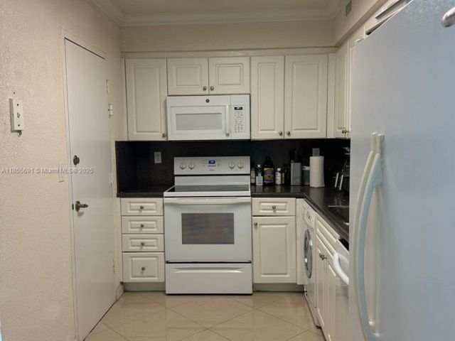 1-bedroom condo for rent in Hollywood - 2501 S Ocean Dr 1538 - MondialRealty