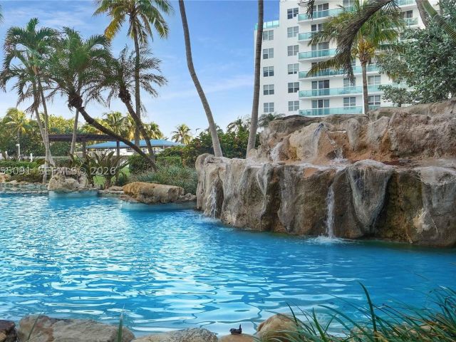 2-bedroom condo for sale in Miami Beach - 5005 Collins Ave 822 - MondialRealty