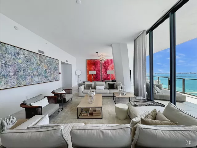 4-bedroom condo for rent in Miami - 1000 Biscayne Blvd 4901 - MondialRealty