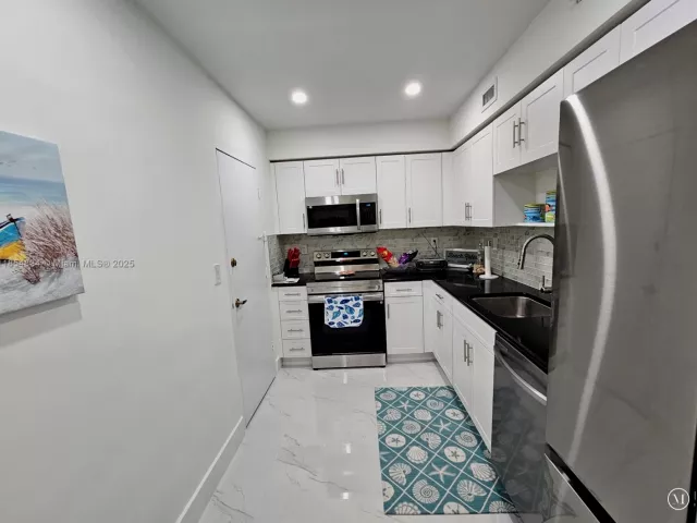1-bedroom condo for rent in Hollywood - 2501 S Ocean Dr 307 (Ave. May 20 2026) - MondialRealty