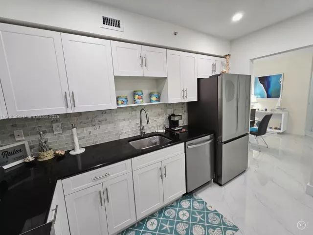 1-bedroom condo for rent in Hollywood - 2501 S Ocean Dr 307 (Ave. May 20 2026) - MondialRealty