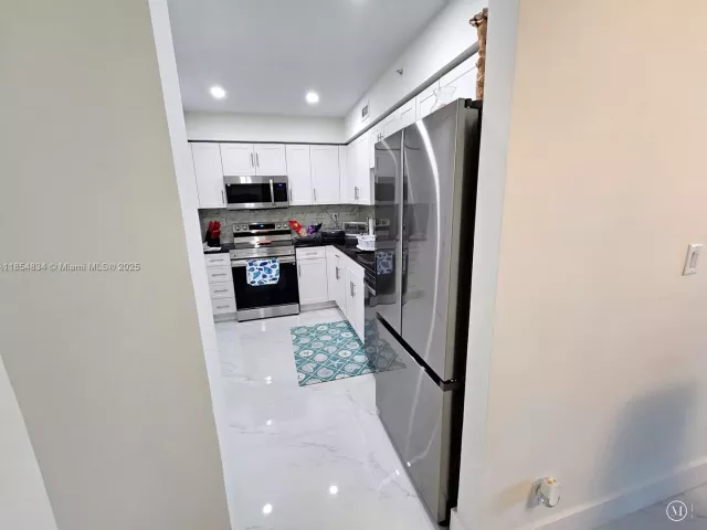1-bedroom condo for rent in Hollywood - 2501 S Ocean Dr 307 (Ave. May 20 2026) - MondialRealty