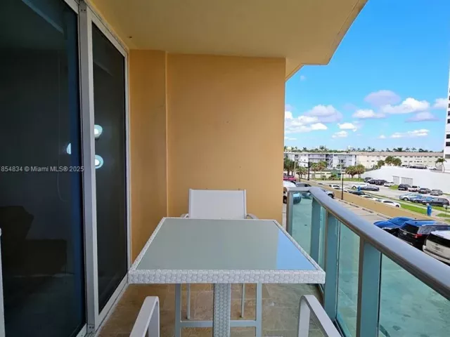 1-bedroom condo for rent in Hollywood - 2501 S Ocean Dr 307 (Ave. May 20 2026) - MondialRealty