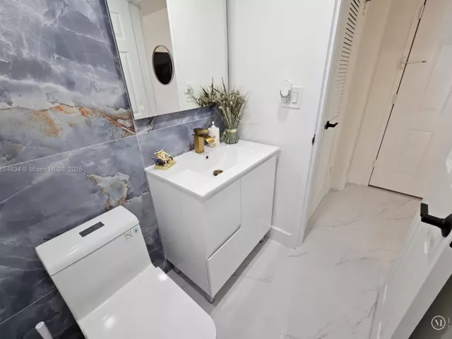 1-bedroom condo for rent in Hollywood - 2501 S Ocean Dr 307 (Ave. May 20 2026) - MondialRealty