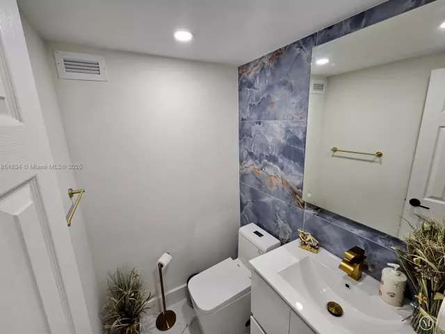 1-bedroom condo for rent in Hollywood - 2501 S Ocean Dr 307 (Ave. May 20 2026) - MondialRealty