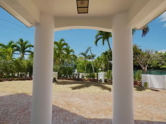 4-bedroom home for sale in Key Biscayne - 691 Ridgewood Rd - MondialRealty