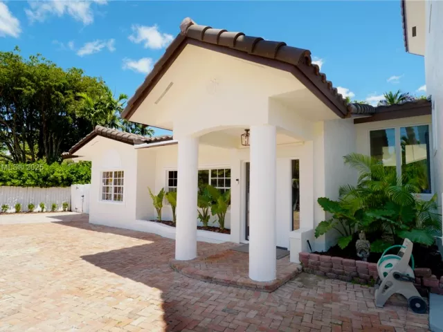 4-bedroom home for sale in Key Biscayne - 691 Ridgewood Rd - MondialRealty