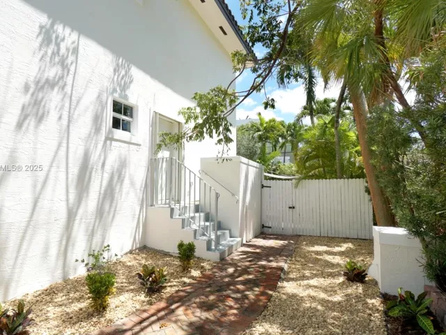 4-bedroom home for sale in Key Biscayne - 691 Ridgewood Rd - MondialRealty