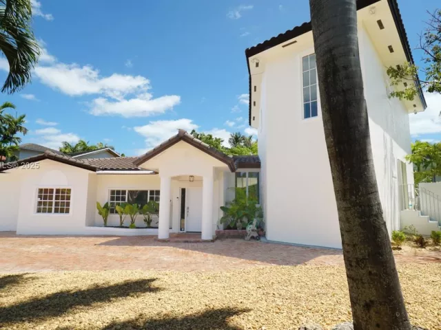 4-bedroom home for sale in Key Biscayne - 691 Ridgewood Rd - MondialRealty