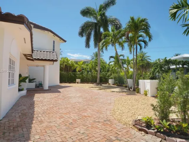 4-bedroom home for sale in Key Biscayne - 691 Ridgewood Rd - MondialRealty