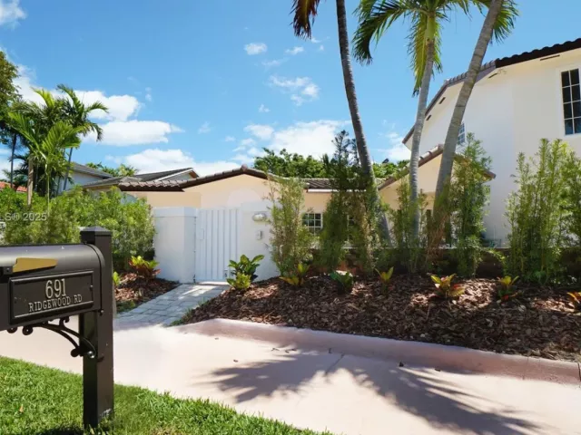 4-bedroom home for sale in Key Biscayne - 691 Ridgewood Rd - MondialRealty