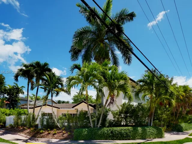 4-bedroom home for sale in Key Biscayne - 691 Ridgewood Rd - MondialRealty