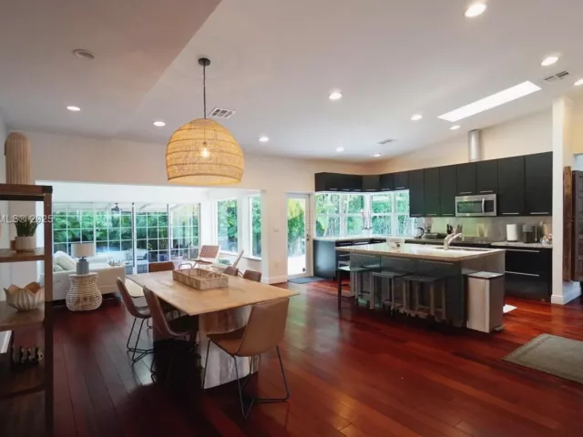 4-bedroom home for sale in Key Biscayne - 691 Ridgewood Rd - MondialRealty