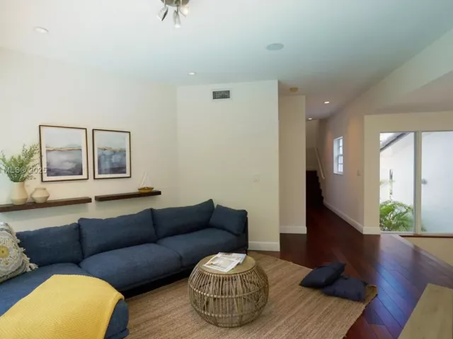 4-bedroom home for sale in Key Biscayne - 691 Ridgewood Rd - MondialRealty