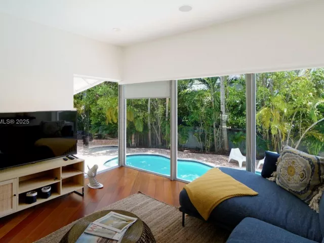 4-bedroom home for sale in Key Biscayne - 691 Ridgewood Rd - MondialRealty