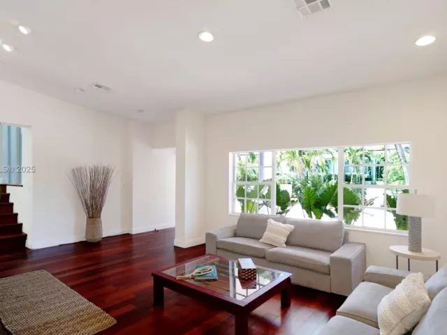 4-bedroom home for sale in Key Biscayne - 691 Ridgewood Rd - MondialRealty