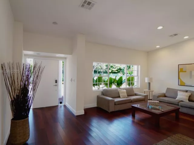 4-bedroom home for sale in Key Biscayne - 691 Ridgewood Rd - MondialRealty