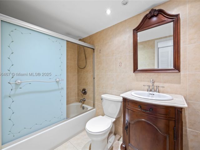 2-bedroom condo for sale in Sunny Isles Beach - 251 174th St 812 - MondialRealty