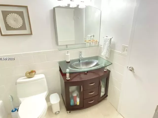 1-bedroom condo for sale in Hallandale Beach - 2030 S Ocean Dr 516 - MondialRealty