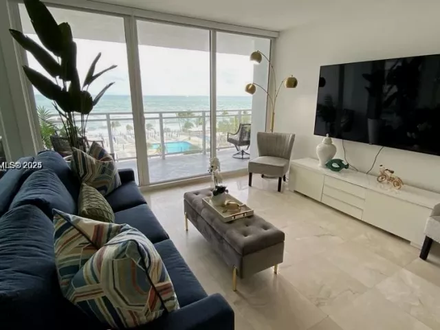 1-bedroom condo for sale in Hallandale Beach - 2030 S Ocean Dr 516 - MondialRealty