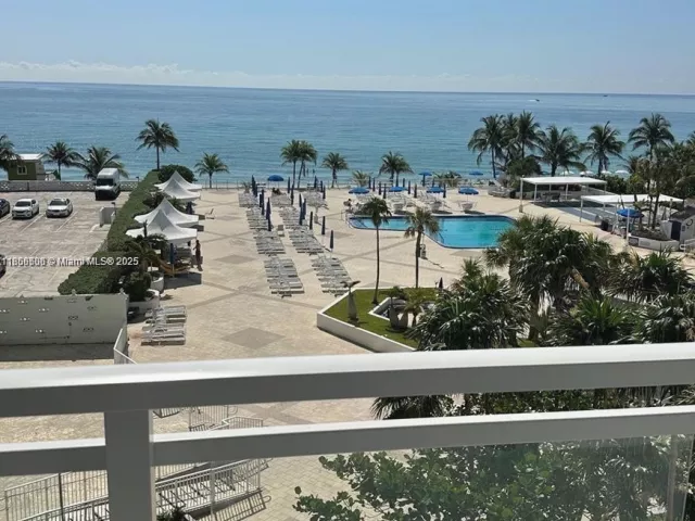 1-bedroom condo for sale in Hallandale Beach - 2030 S Ocean Dr 516 - MondialRealty