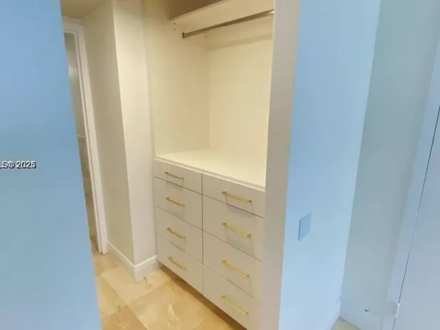 1-bedroom condo for sale in Hallandale Beach - 2030 S Ocean Dr 516 - MondialRealty