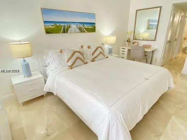 1-bedroom condo for sale in Hallandale Beach - 2030 S Ocean Dr 516 - MondialRealty
