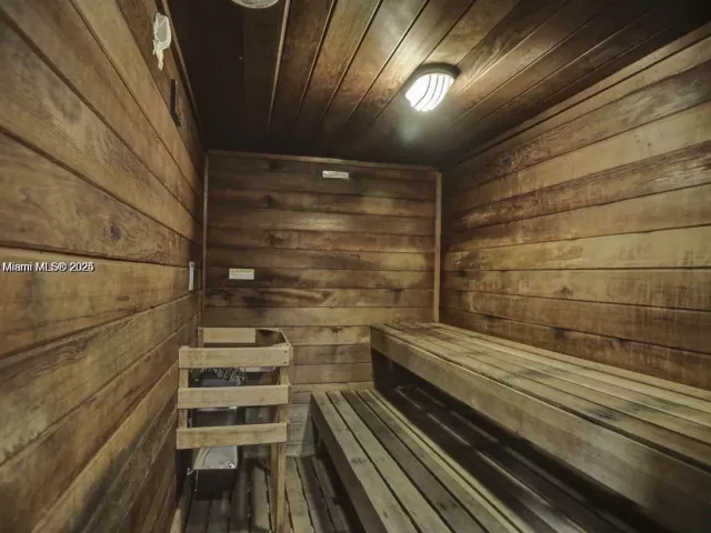 1-bedroom condo for sale in Hallandale Beach - 2030 S Ocean Dr 516 - MondialRealty