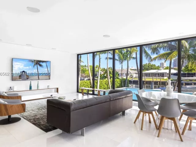 6-bedroom home for rent in Hallandale Beach - 418 Sunset Dr - MondialRealty