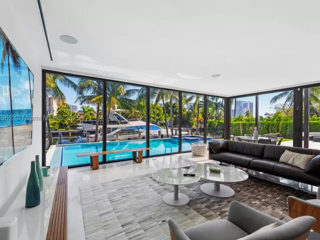 6-bedroom home for rent in Hallandale Beach - 418 Sunset Dr - MondialRealty
