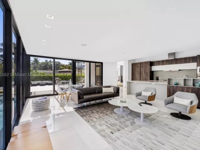 6-bedroom home for rent in Hallandale Beach - 418 Sunset Dr - MondialRealty