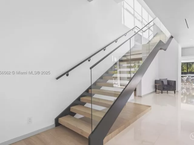 6-bedroom home for rent in Hallandale Beach - 418 Sunset Dr - MondialRealty