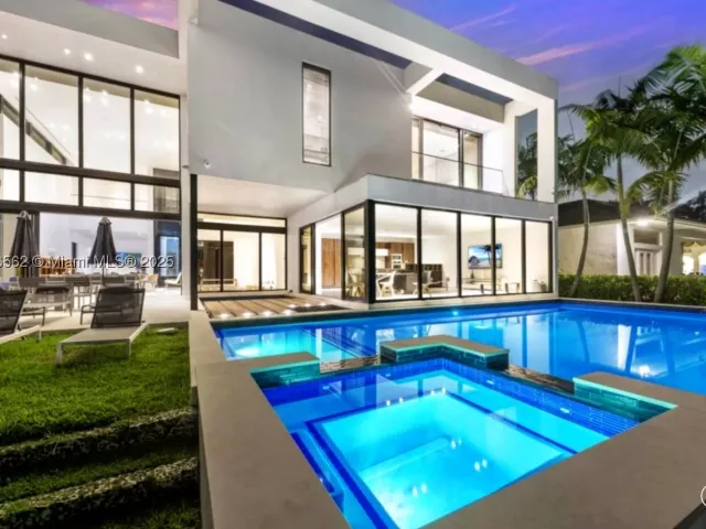 6-bedroom home for rent in Hallandale Beach - 418 Sunset Dr - MondialRealty