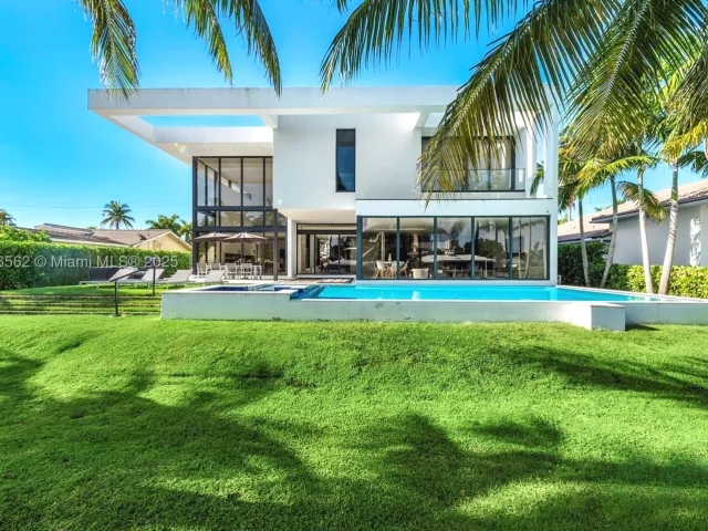 6-bedroom home for rent in Hallandale Beach - 418 Sunset Dr - MondialRealty
