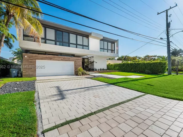 6-bedroom home for rent in Hallandale Beach - 418 Sunset Dr - MondialRealty