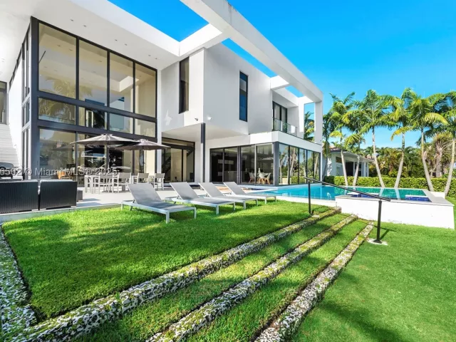 6-bedroom home for rent in Hallandale Beach - 418 Sunset Dr - MondialRealty