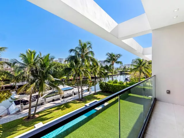 6-bedroom home for rent in Hallandale Beach - 418 Sunset Dr - MondialRealty
