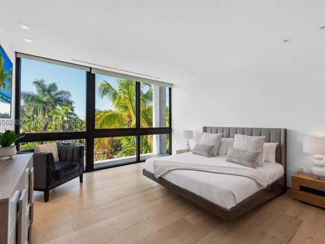 6-bedroom home for rent in Hallandale Beach - 418 Sunset Dr - MondialRealty