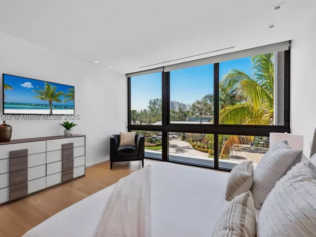 6-bedroom home for rent in Hallandale Beach - 418 Sunset Dr - MondialRealty
