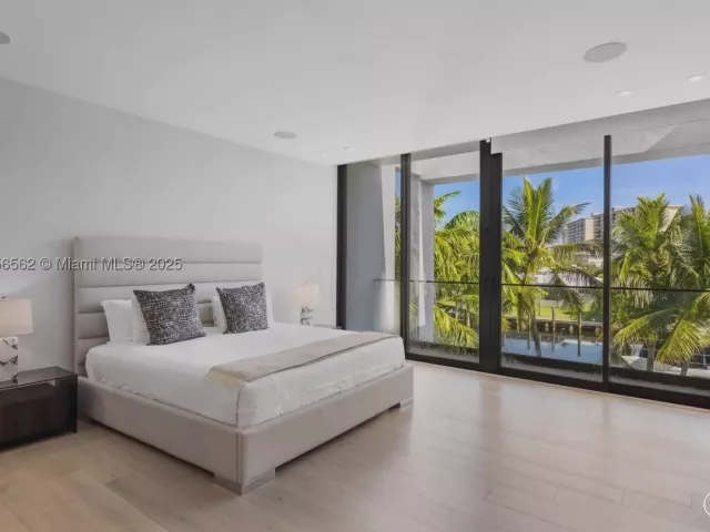 6-bedroom home for rent in Hallandale Beach - 418 Sunset Dr - MondialRealty