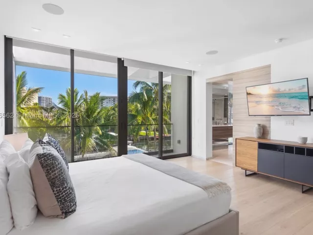 6-bedroom home for rent in Hallandale Beach - 418 Sunset Dr - MondialRealty