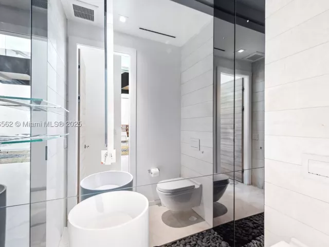 6-bedroom home for rent in Hallandale Beach - 418 Sunset Dr - MondialRealty