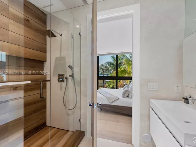 6-bedroom home for rent in Hallandale Beach - 418 Sunset Dr - MondialRealty