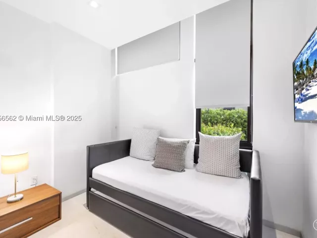 6-bedroom home for rent in Hallandale Beach - 418 Sunset Dr - MondialRealty