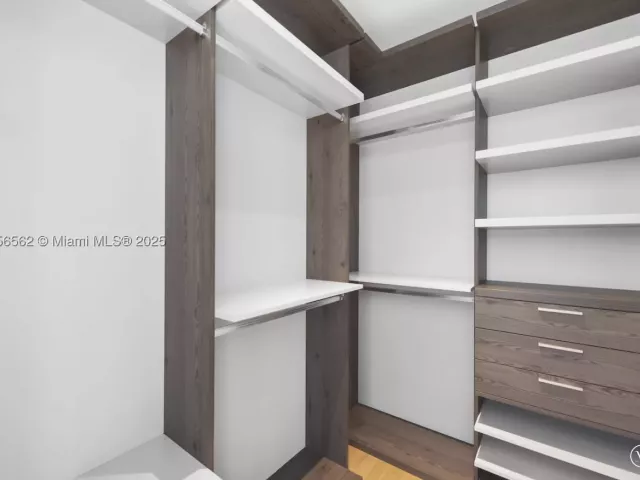 6-bedroom home for rent in Hallandale Beach - 418 Sunset Dr - MondialRealty