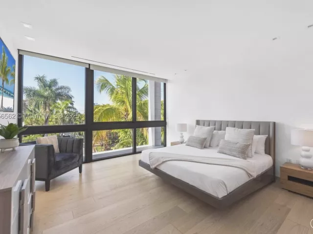 6-bedroom home for rent in Hallandale Beach - 418 Sunset Dr - MondialRealty